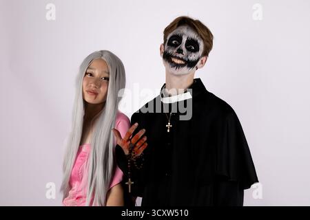 Le modelle stanno posando per una foto a tema Halloween, con una vestita da scheletro Foto Stock