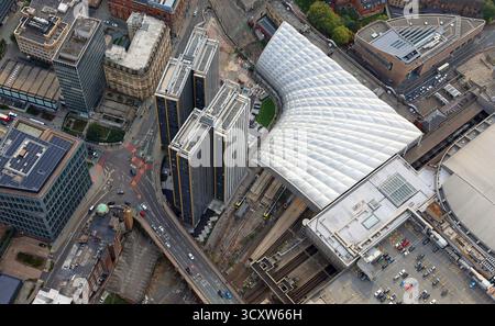 Vista aerea della stazione ferroviaria di Manchester Victoria e del complesso di appartamenti New Vic, Manchester Foto Stock