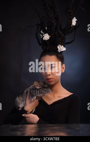 Ritratto in studio di una donna asiatica con la chinchilla Foto Stock