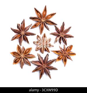 Anice stellato, cerchio su sfondo bianco. Frutti a forma di stella e semi di Illicium verum, noto anche come badiano, e come anice stellato. Foto Stock