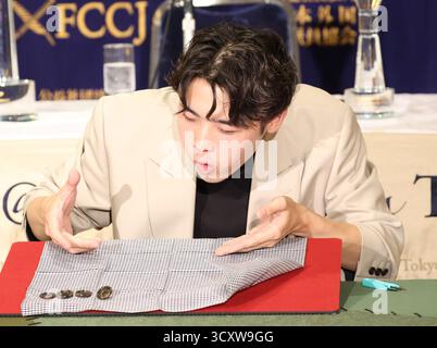 Tokyo, Giappone. 16 ottobre 2025. Il mago giapponese Ibuki dimostra il suo originale trucco magico usando i bottoni al Foreign Correspondents' Club of Japan di Tokyo il 16 ottobre 2025. Il ventiquattrenne mago Ibuki ha vinto il Gran Premio di Close-Up Magic ai Campionati mondiali di magia della FISM (International Federation of Magic Societies) in Italia nel luglio 2025. (Foto di Yoshio Tsunoda/AFLO) Foto Stock