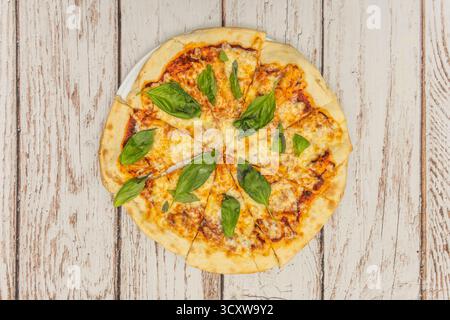 Quattro pizze al formaggio con mozzarella, Gorgonzola, parmigiano e fontina fuse in perfetta armonia su una crosta sottile Foto Stock