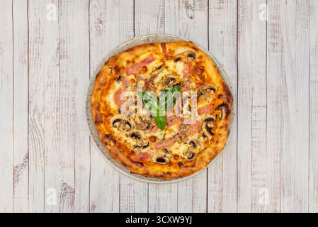 Pizza ai funghi selvatici con un mix di funghi saltati, aglio confit e timo fresco con crema al tartufo Foto Stock