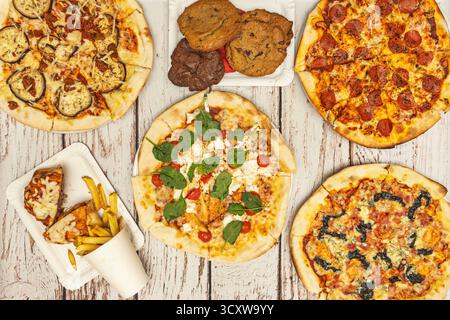 Pizza al carciofo con cuori di carciofi, limone candito, capperi e prezzemolo italiano fresco Foto Stock
