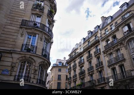 Tipica architettura parigina ed edifici di strada a Parigi in Francia Foto Stock
