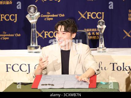 Tokyo, Giappone. 16 ottobre 2025. Il mago giapponese Ibuki dimostra il suo originale trucco magico usando i bottoni al Foreign Correspondents' Club of Japan di Tokyo il 16 ottobre 2025. Il ventiquattrenne mago Ibuki ha vinto il Gran Premio di Close-Up Magic ai Campionati mondiali di magia della FISM (International Federation of Magic Societies) in Italia nel luglio 2025. (Foto di Yoshio Tsunoda/AFLO) Foto Stock