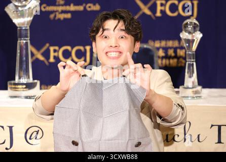 Tokyo, Giappone. 16 ottobre 2025. Il mago giapponese Ibuki dimostra il suo originale trucco magico usando i bottoni al Foreign Correspondents' Club of Japan di Tokyo il 16 ottobre 2025. Il ventiquattrenne mago Ibuki ha vinto il Gran Premio di Close-Up Magic ai Campionati mondiali di magia della FISM (International Federation of Magic Societies) in Italia nel luglio 2025. (Foto di Yoshio Tsunoda/AFLO) Foto Stock