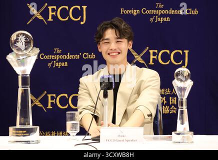 Tokyo, Giappone. 16 ottobre 2025. Il mago giapponese Ibuki parla al Foreign Correspondents' Club of Japan a Tokyo il 16 ottobre 2025. Il ventiquattrenne mago Ibuki ha vinto il Gran Premio di Close-Up Magic ai Campionati mondiali di magia della FISM (International Federation of Magic Societies) in Italia nel luglio 2025. (Foto di Yoshio Tsunoda/AFLO) Foto Stock