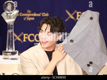 Tokyo, Giappone. 16 ottobre 2025. Il mago giapponese Ibuki dimostra il suo originale trucco magico usando i bottoni al Foreign Correspondents' Club of Japan di Tokyo il 16 ottobre 2025. Il ventiquattrenne mago Ibuki ha vinto il Gran Premio di Close-Up Magic ai Campionati mondiali di magia della FISM (International Federation of Magic Societies) in Italia nel luglio 2025. (Foto di Yoshio Tsunoda/AFLO) Foto Stock