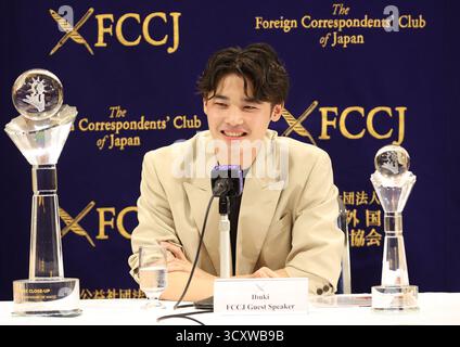 Tokyo, Giappone. 16 ottobre 2025. Il mago giapponese Ibuki parla al Foreign Correspondents' Club of Japan a Tokyo il 16 ottobre 2025. Il ventiquattrenne mago Ibuki ha vinto il Gran Premio di Close-Up Magic ai Campionati mondiali di magia della FISM (International Federation of Magic Societies) in Italia nel luglio 2025. (Foto di Yoshio Tsunoda/AFLO) Foto Stock