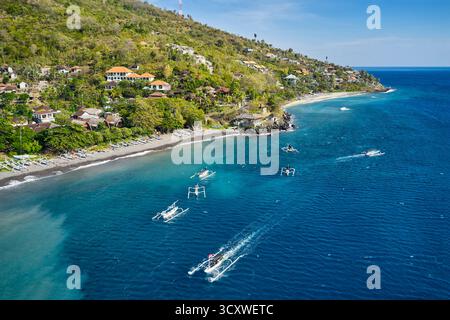 Vista aerea delle tradizionali barche jukung indonesiane in mare vicino ad Amed, Karangasem, Bali, Indonesia. Foto Stock