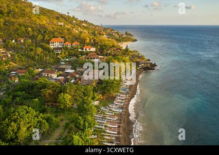 Vista aerea della spiaggia nera vicino ad Amed, Karangasem, Bali, Indonesia. Foto Stock