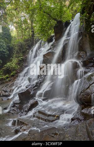 Vista laterale della cascata di Kanto lampo a Gianyar, Bali, Indonesia. Foto Stock