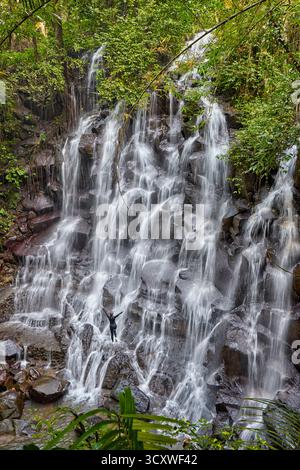 Vista sopraelevata della cascata di Kanto lampo a Gianyar, Bali, Indonesia. Foto Stock