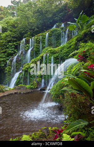 Vista panoramica della cascata Banyu Wana Amertha nella Reggenza di Buleleng, Bali, Indonesia. Foto Stock