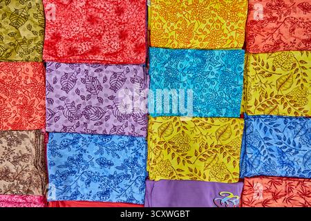 Ampia scelta di capi in tessuto di bambù piegati e esposti in un negozio di articoli da regalo. Kuta, Bali, Indonesia. Foto Stock