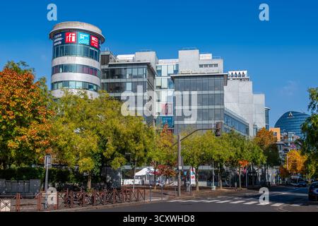Vista a distanza della sede di France Medias Monde, una società nazionale francese che raggruppa le stazioni radio e televisive France 24, RFI e MCD Foto Stock