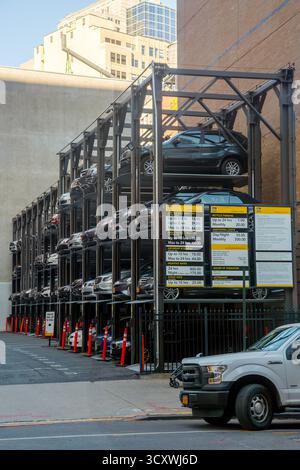 Un tipico parcheggio verticale automatizzato a più livelli impilato a Lower Manhattan, New York City, Stati Uniti Foto Stock