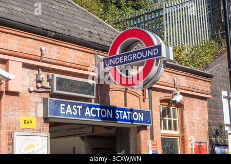 LONDRA - 30 SETTEMBRE 2025: Stazione East Acton, stazione della metropolitana Central Line di Londra Foto Stock