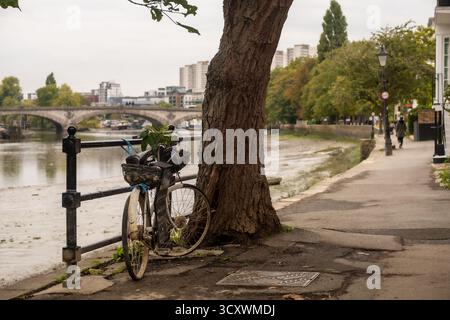 LONDRA - 26 SETTEMBRE 2025: Kew Bridge in the background with Thames Path in Chiswick, Kew area, Londra Foto Stock