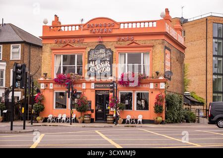 LONDRA - 26 SETTEMBRE 2025: The Express Tavern, un pub storico a Kew Bridge, Londra Foto Stock