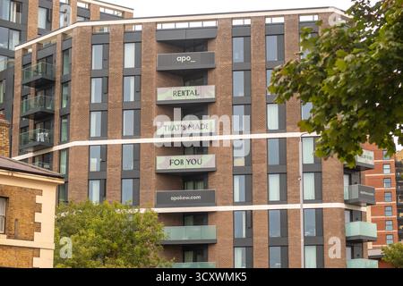 LONDRA - 26 SETTEMBRE 2025: APO Kew Bridge è un edificio in affitto situato a Brentford, adiacente alla stazione ferroviaria di Kew Bridge e al Gtech C. Foto Stock