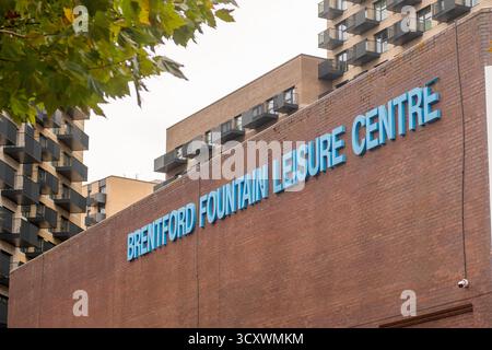 LONDRA - 26 SETTEMBRE 2025: Il Brentford Fountain Leisure Centre è una struttura per il tempo libero e il fitness situata in Chiswick High Road vicino alla stazione di Kew Bridge Foto Stock