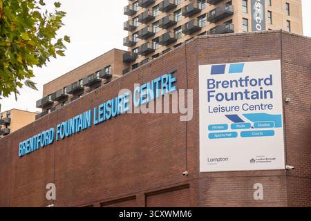 LONDRA - 26 SETTEMBRE 2025: Il Brentford Fountain Leisure Centre è una struttura per il tempo libero e il fitness situata in Chiswick High Road vicino alla stazione di Kew Bridge Foto Stock