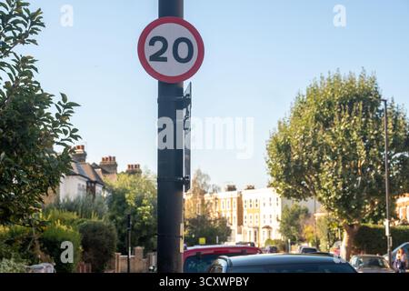 LONDRA - 30 SETTEMBRE 2025: Cartello stradale rotondo a 20 KM/H a Clapham, sud-ovest di londra Foto Stock