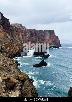 Scogliere spettacolari e affioramenti rocciosi sorgono dalle acque blu dell'Atlantico lungo Madeira in Portogallo, creando un aspro paesaggio marino. Punto di San Lorenzo Foto Stock