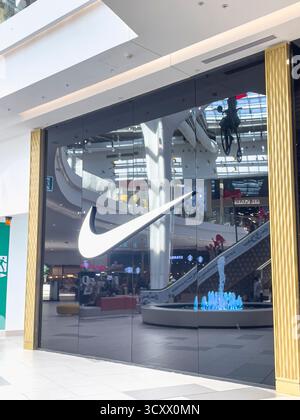 21 settembre 2025, Astana, Repubblica del Kazakistan: Un negozio Nike moderno Foto Stock