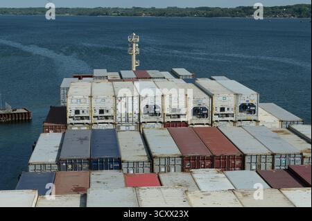 DANIMARCA, Aabenraa havn, nave portacontainer Laura Maersk con container caricato sul ponte, il motore della nave può essere alimentato con e-metanolo o diesel della nave Foto Stock