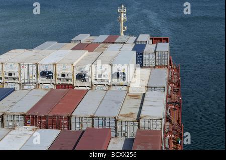 DANIMARCA, Aabenraa havn, nave portacontainer Laura Maersk con container caricato sul ponte, il motore della nave può essere alimentato con e-metanolo o diesel della nave Foto Stock