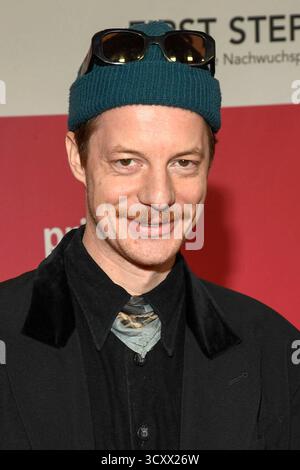 abb Merlin Sandmeyer zu Gast auf dem roten Teppich bei der 26.Verleihung des First Steps Awards 2025 im Theater des Westens a Berlino AM 06.10.2025 Berlin Deutschland *** abb Merlin Sandmeyer sul tappeto rosso alla cerimonia dei 26th First Steps Awards 2025 al Theater des Westens di Berlino il 06 10 2025 Berlino Germania Foto Stock