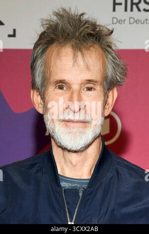 abb Ulrich Matthes zu Gast auf dem roten Teppich bei der 26.Verleihung des First Steps Awards 2025 im Theater des Westens a Berlino AM 06.10.2025 Berlin Deutschland *** abb Ulrich Matthes sul Red carpet alla cerimonia dei 26th First Steps Awards 2025 al Theater des Westens di Berlino il 6 10 2025 Berlino Germania Foto Stock