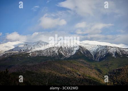 Montagna di Borus innevata nel Sayan occidentale, Siberia, Russia Foto Stock