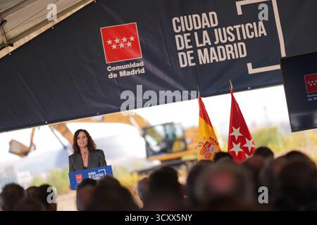 Díaz AYUSO VISITA EL INICIO DE LAS OBRAS DE LA CIUDAD DE LA JUSTICIA DE MADRID Isabel Diaz Ayuso partecipa all'inizio dei lavori di costruzione della città di giustizia a Madrid giovedì 16 ottobre 2025. Pressione cordone Foto Stock