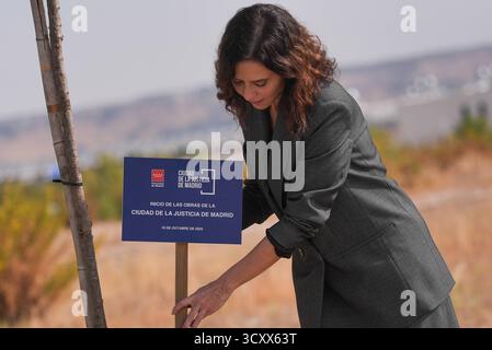 Madrid, Spagna. 16 ottobre 2025. Díaz AYUSO VISITA EL INICIO DE LAS OBRAS DE LA CIUDAD DE LA JUSTICIA DE MADRID Isabel Diaz Ayuso partecipa all'inizio dei lavori di costruzione della città di giustizia a Madrid giovedì 16 ottobre 2025. Crediti: CORDON PRESS/Alamy Live News Foto Stock