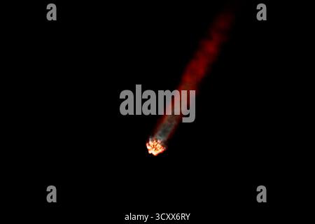 Cape Canaveral, Florida, Stati Uniti. 16 ottobre 2025. Il pennacchio di scarico del razzo Falcon 9 SpaceX cambia colore ad altitudine quando lancia 28 satelliti Starlink in missione 10-52 alle 5:27 dal Launch Complex 40 presso la Cape Canaveral Space Force Station, Florida, giovedì 16 ottobre 2025. Foto di Joe Marino/UPI credito: UPI/Alamy Live News Foto Stock