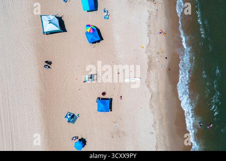 Vista aerea dall'alto verso il basso del banco di guardia e dei clienti della Ocean View Community Beach Foto Stock