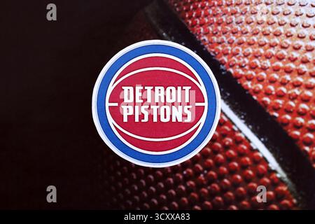 KIEV, UCRAINA - 23 FEBBRAIO 2025 il distintivo della squadra di basket dei Detroit Pistons si trova sullo sfondo della palla di basket Foto Stock