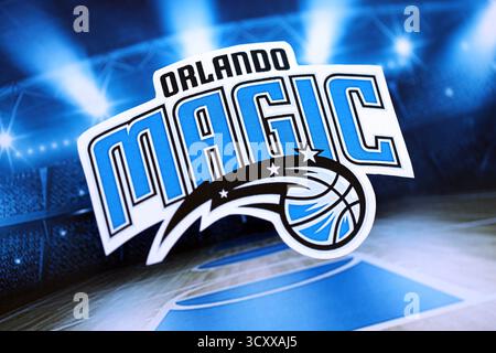 KIEV, UCRAINA - 23 FEBBRAIO 2025 il distintivo della squadra di pallacanestro Orlando Magic si trova sullo sfondo dello stadio di pallacanestro Foto Stock