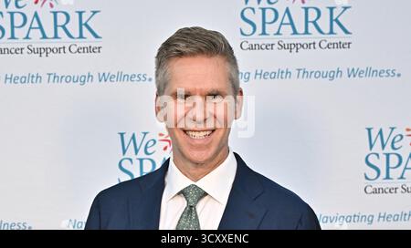 Los Angeles, Stati Uniti. 15 ottobre 2025. John Henson arriva a "May Contains Nuts a Night of Comedy" a beneficio del WeSPARK Cancer Support Center presso lo Skirball Cultural Center il 15 ottobre 2025 a Los Angeles, CA. © Starbuck/ Credit: AFF/Alamy Live News Foto Stock