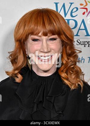 Los Angeles, Stati Uniti. 15 ottobre 2025. Kathy Griffin arriva a "May Contains Nuts a Night of Comedy" a beneficio del WeSPARK Cancer Support Center presso lo Skirball Cultural Center il 15 ottobre 2025 a Los Angeles, CA. © Starbuck/ Credit: AFF/Alamy Live News Foto Stock