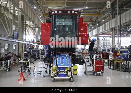 Harbin, la provincia cinese di Heilongjiang. 29 agosto 2024. I lavoratori assemblano una mietitrice presso lo stabilimento industriale Case New Holland (CNH) nel distretto di Pingfang di Harbin, nella provincia di Heilongjiang, nella Cina nord-orientale, 29 agosto 2024. PER ANDARE CON "Economic Watch: Global agribusiness Giants Optimistic about China Agricultural modernization" credito: Sun Xiaoyu/Xinhua/Alamy Live News Foto Stock
