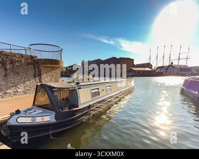 Bristol, Avon, Inghilterra, Regno Unito - 25 aprile 2025: Barca stretta ormeggiata al crepuscolo nella zona rigenerata dei moli della città Foto Stock
