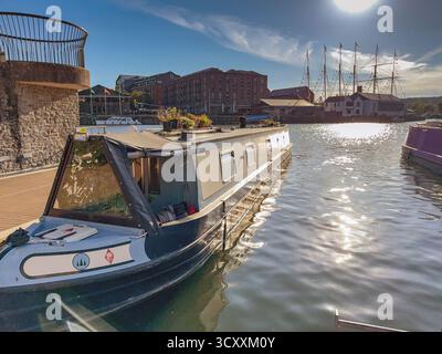 Bristol, Avon, Inghilterra, Regno Unito - 25 aprile 2025: Barca stretta ormeggiata al crepuscolo nella zona rigenerata dei moli della città Foto Stock