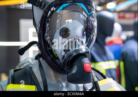 Manichino in tuta protettiva con maschera e casco. Il manichino indossa una giacca gialla e nera Foto Stock