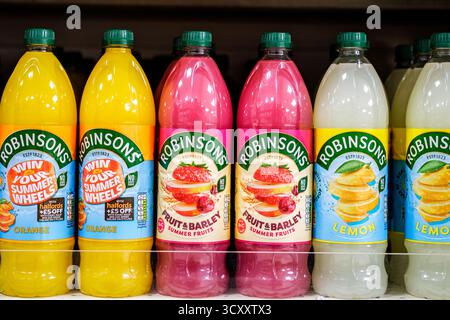 Londra Regno Unito, 16 ottobre 2025, Row o Line of Robinsons Popular Fruit Flavoured Squash drinks Foto Stock