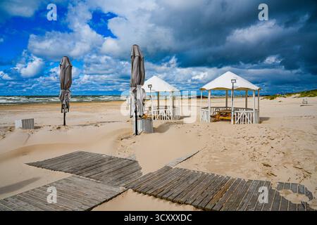 Tavoli da picnic protetti (cabanas) sulla spiaggia di Liepāja sulla costa del Mar Baltico in Lettonia Foto Stock